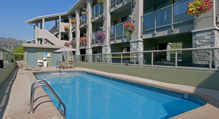 The refreshing pool at Accent Inn Kamloops, BC